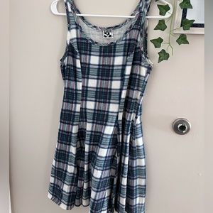 Cute plaid skater dress 🌿🤍